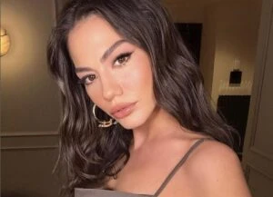 Eşref Rüya'nın Nisan'ı Demet Özdemir ve Emirhan Topçu aşk mı yaşıyor? Demet Özdemir ve Emirhan Topçu yaş farkı! 8 s aefe5bd31706732a0db6494dbc4ceefaea8dae92