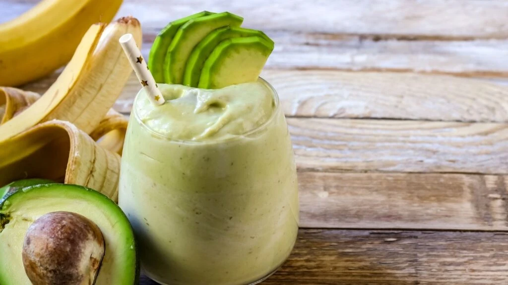 Tatlı krizi geldiğinde diyet bozmaya son! Avokadolu muzlu fit puding