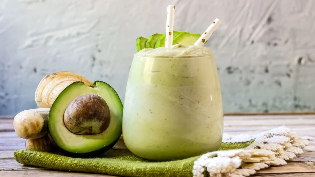 Tatlı krizi geldiğinde diyet bozmaya son! Avokadolu muzlu fit puding