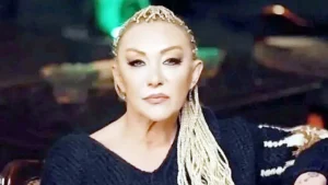 sarkici gullu balkondan dusere 1758864112 9Rj3SN