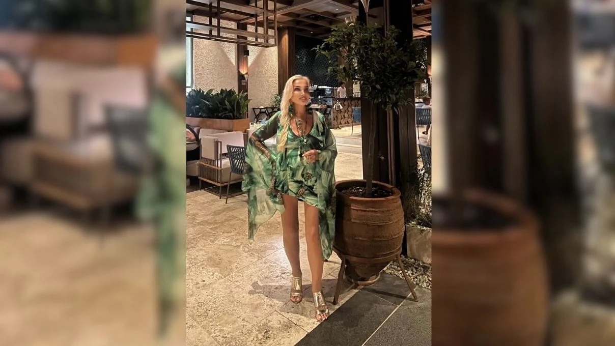 sevim emrenin yesil elbiseli tatil pozu