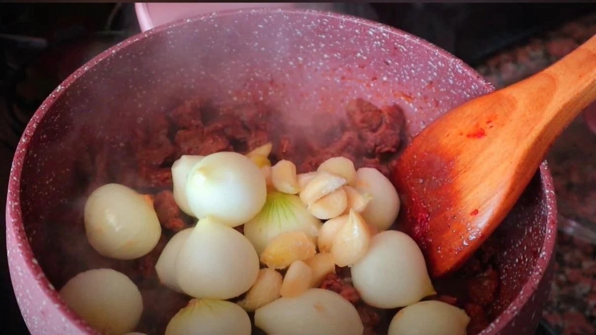 Soğanlı sarımsaklı kavurma! İbn-i Sina’dan antibiyotik ilacı 8 soganli sarimsakli kavurma tarifi