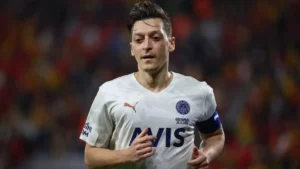 t25 mesut ozil fenerbahceden 774