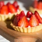 tam bir yaz tatlisi cezbedici goruntusu enfes tadiyla cilekli tartolet tarifi 1