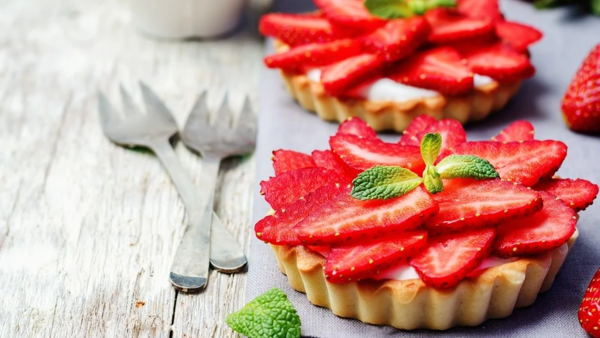 tam bir yaz tatlisi cezbedici goruntusu enfes tadiyla cilekli tartolet tarifi 6