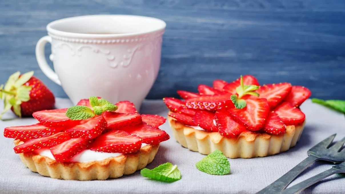 tam bir yaz tatlisi cezbedici goruntusu enfes tadiyla cilekli tartolet tarifi 7
