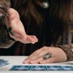 Günlük tarot kart açılımı 6 Kasım 2025! Sizi farklı yönlere çeken ve çatışan güçler olabilir