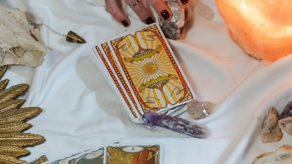 Günlük tarot kart açılımı 3 Kasım 2025! Sizleri üzen yapılara tutunmaktan kaçının