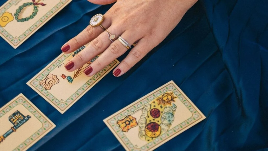 Günlük tarot kart açılımı 28 Kasım 2025! Kapalı görünen bir kapı anlayışla açılabilir