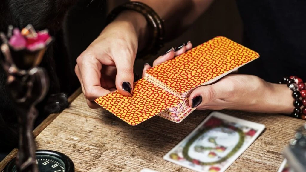 Günlük tarot kart açılımı 29 Kasım 2025! Yarım kalmış konular geri geliyor