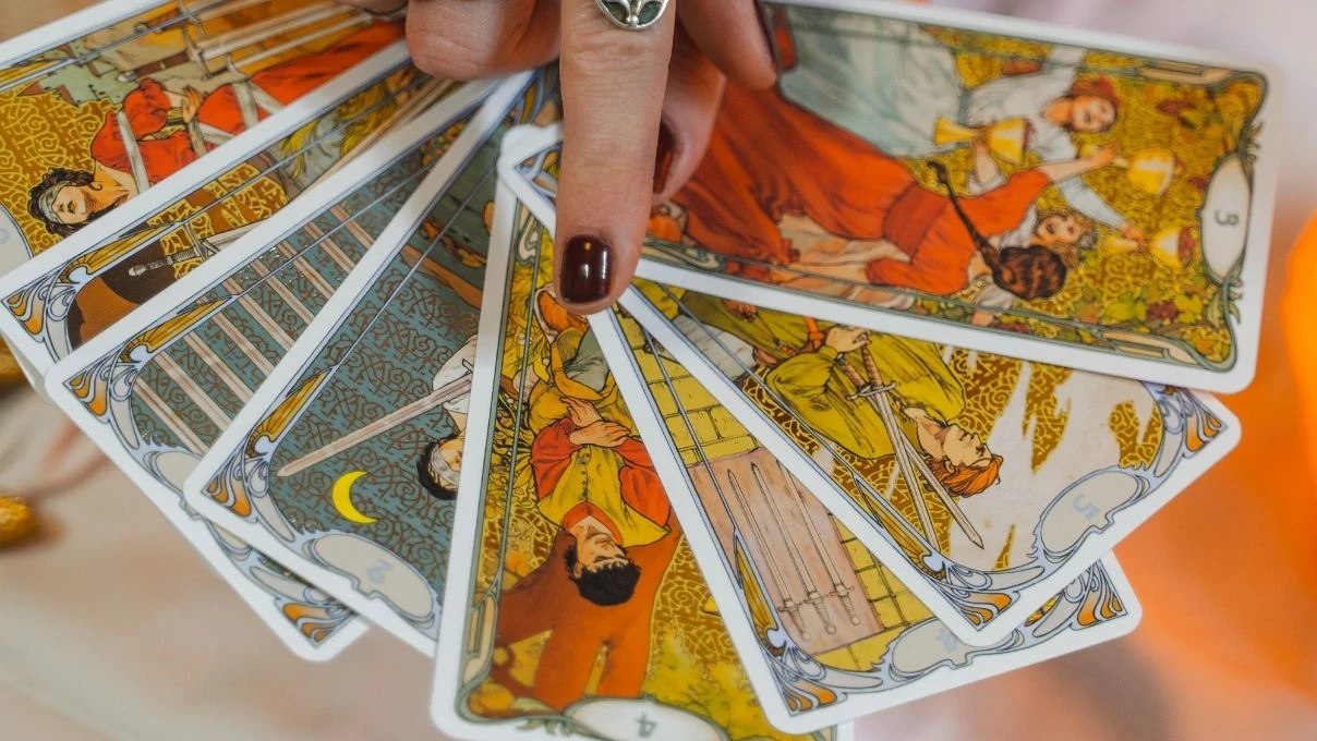 Günlük tarot kart açılımı 13 Kasım 2025! Yeni başlangıçları kalpten kucaklayın 