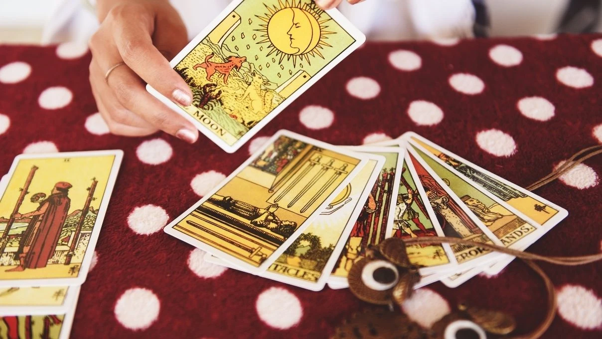 Günlük tarot kart açılımı 14 Kasım 2025! Geçişlere güvenin ve gelişiminizi kutlayın 