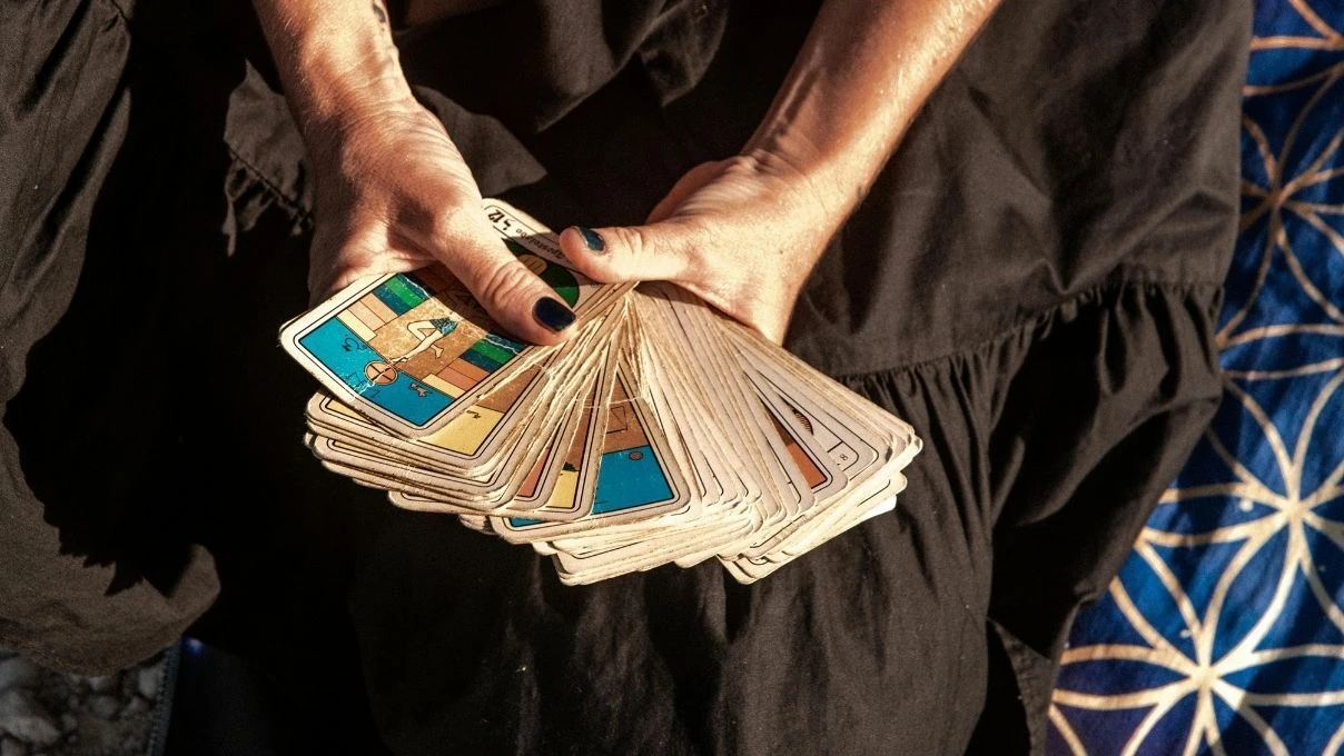 Günlük tarot kart açılımı 13 Kasım 2025! Yeni başlangıçları kalpten kucaklayın 