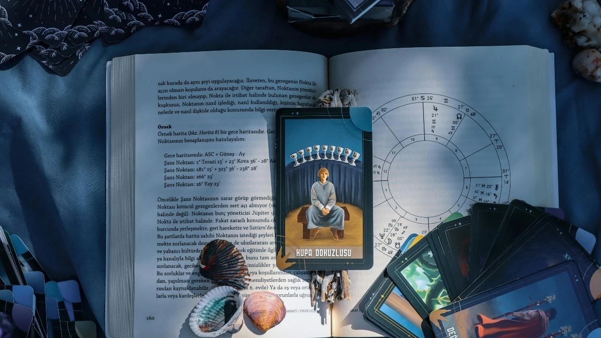 Günlük tarot kart açılımı 30 Kasım 2025! Kendinizi daha özgüvenli hissedebilirsiniz