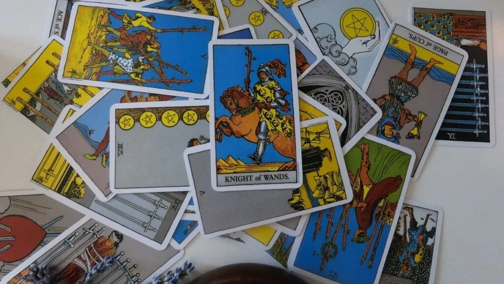 Günlük tarot kart açılımı 19 Kasım 2025! Derin farkındalık ve yön değişikliği temaları taşıyor
