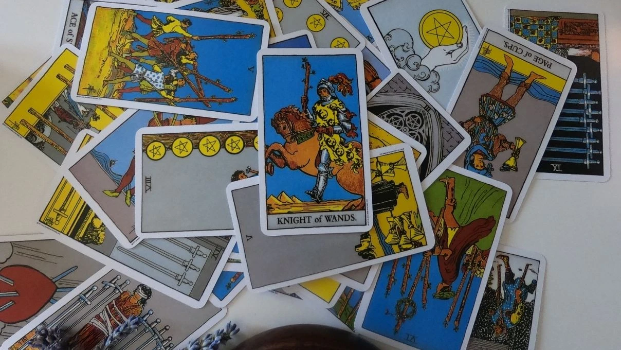 Günlük tarot kart açılımı 19 Kasım 2025! Derin farkındalık ve yön değişikliği temaları taşıyor