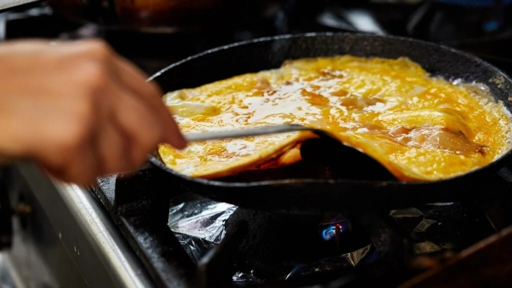 Tavada yapışmayan yumurta sırrı: Otellerin kullandığı teknik!