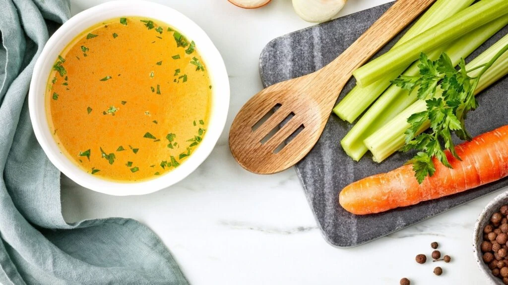Antibiyotik ilacını bıraktıracak! Tavuk suyuna sarımsak tarifi