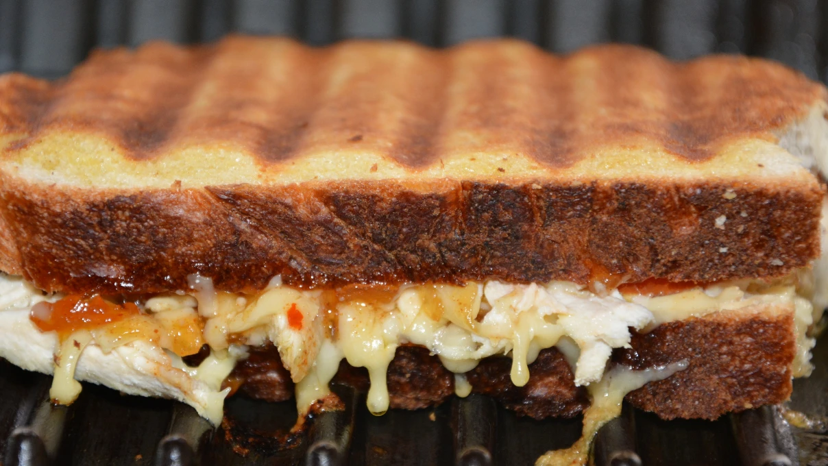 Bayat ekmekle tost tarifi! Çıtır çıtır lezzet 4 tost 1 2