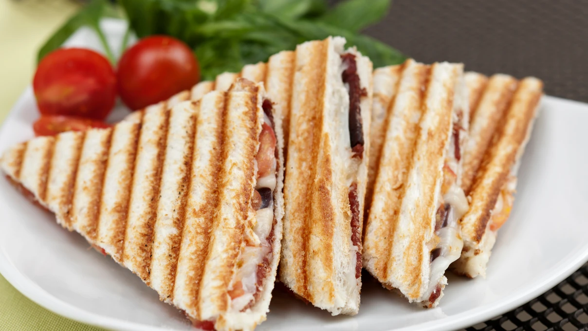 Bayat ekmekle tost tarifi! Çıtır çıtır lezzet 5 tost 2