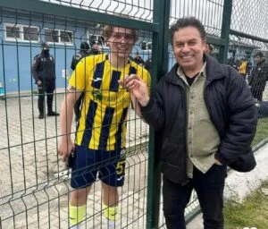 İrem Derici'nin kardeşi Rüzgar Derici kimdir, kaç yaşında? Rüzgar Derici futboldan neden men edildi? 4 unlu sarkici irem derici nin kardesi ruzgar derici bahis sorusturmasi nedeniyle bir yil futboldan men edildi 4YEhv