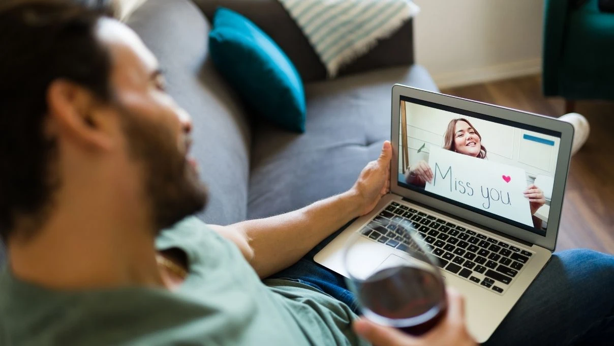 Uzak mesafe ilişki yaşayanlar dikkat! Uzmanlardan kritik uyarılar 13 Uzak mesafe ilişki yaşayanlar dikkat! Uzmanlardan kritik uyarılar