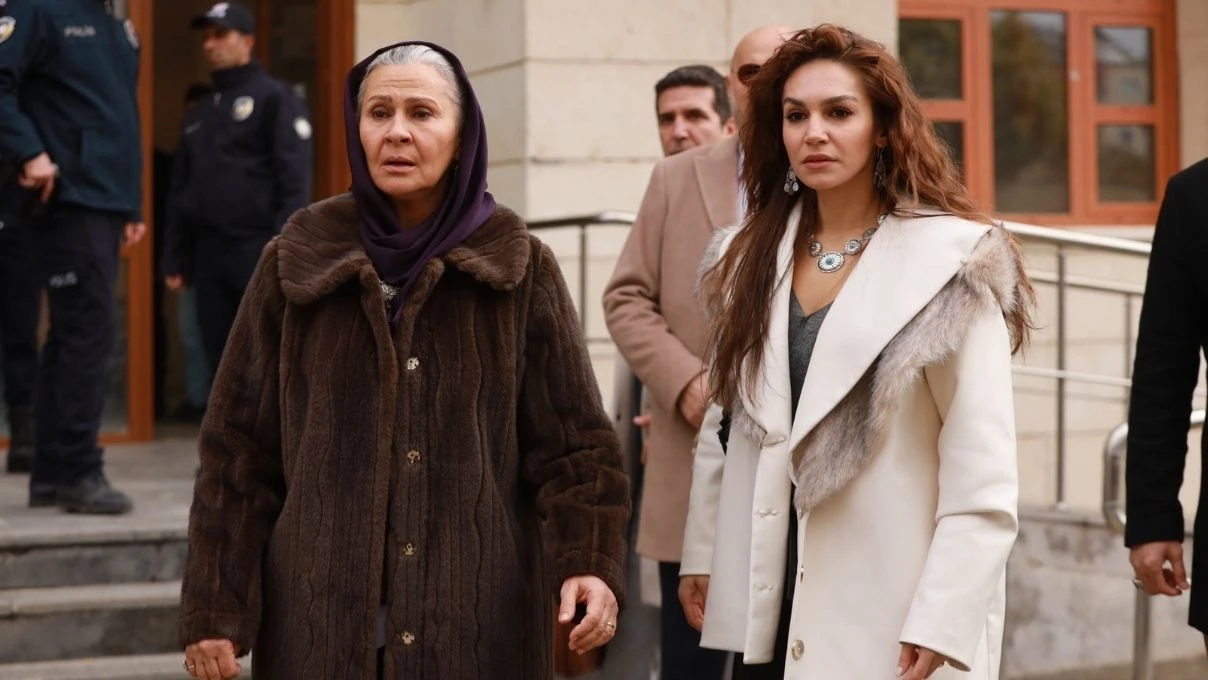 uzak sehir oyunculari kim yeni sezonda kimler rol alacak uzak sehir 2 sezonda neler degisti 3