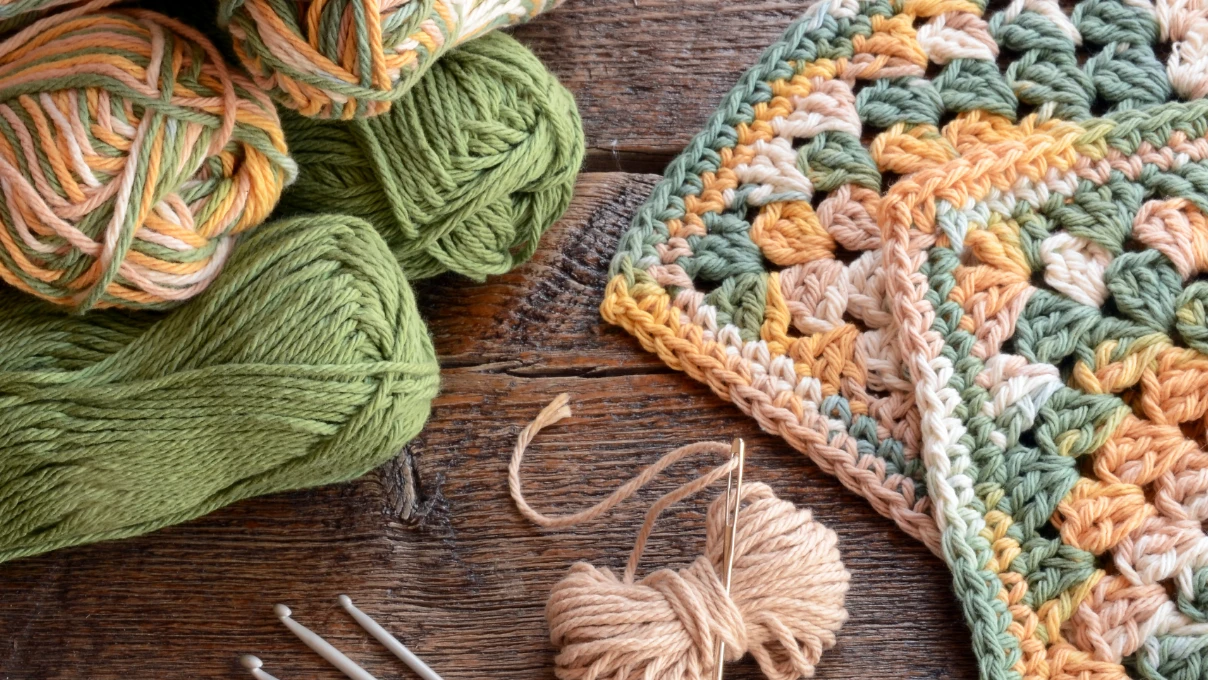 İçinizi ısıtacak tığla yapılan örgü yelek modelleri 2025 4 yelek 1