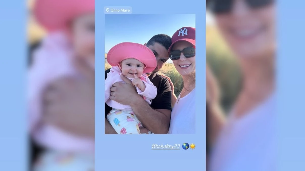 yidiz cagri atiksoy berk oktay ve kiziyla fotografini paylasti