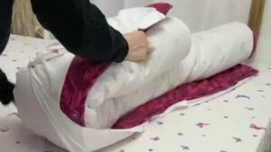 Nevresim değiştirmek işkence olmayacak! Herkesin sakladığı o sır 6 yorgana nevresim nasil gecirilir